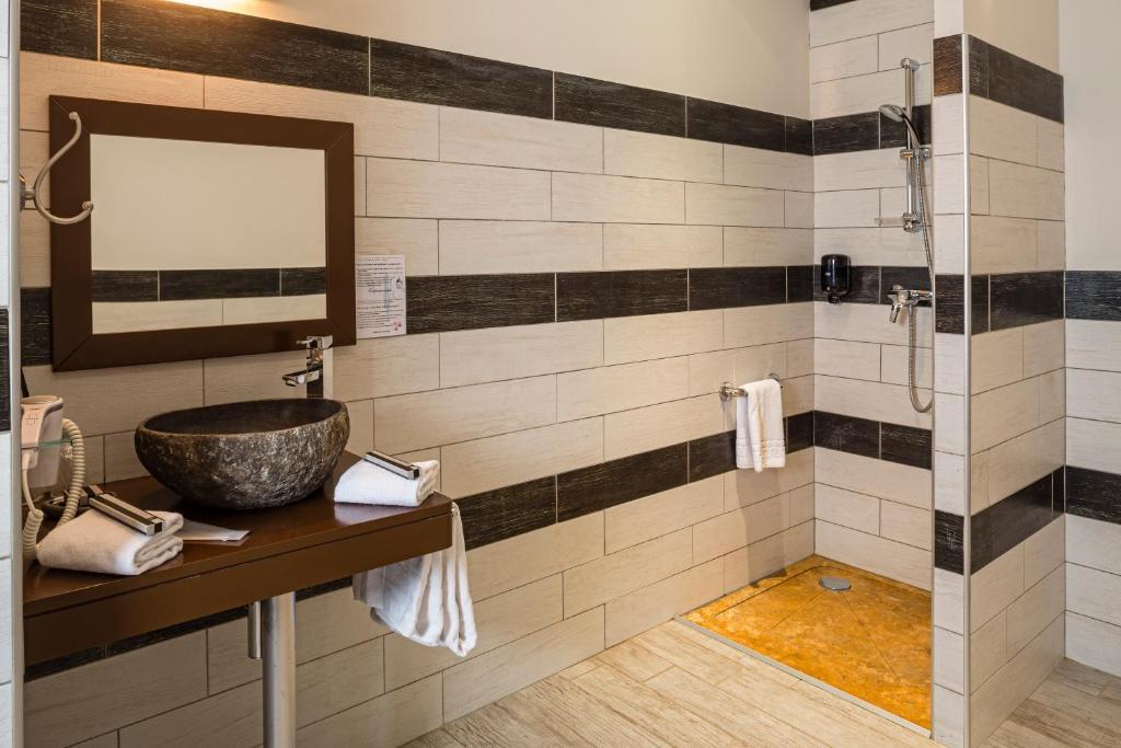 Le Ya'Tis Hotel Saint-Laurent-des-Arbres Luaran gambar
